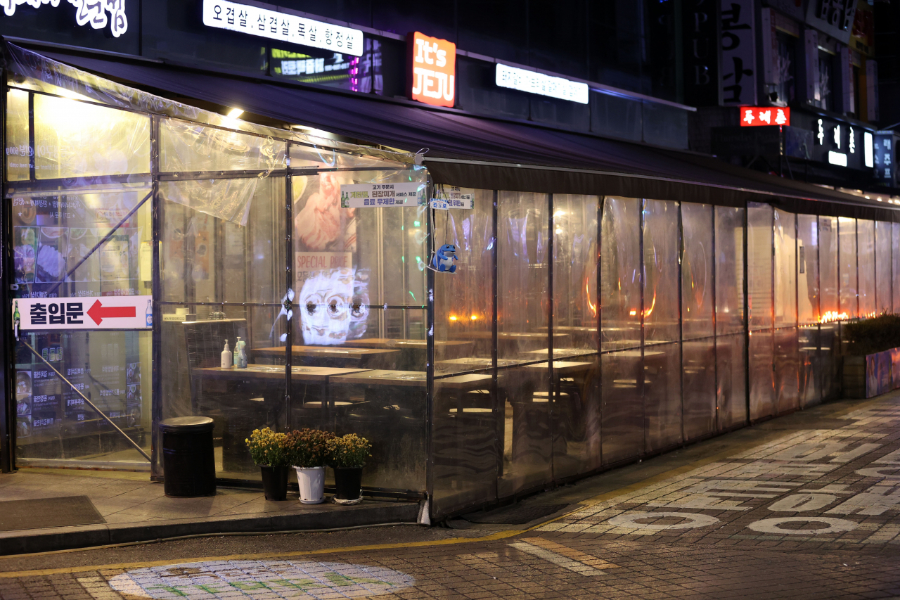 손님 없는 먹자골목 식당. [연합]
