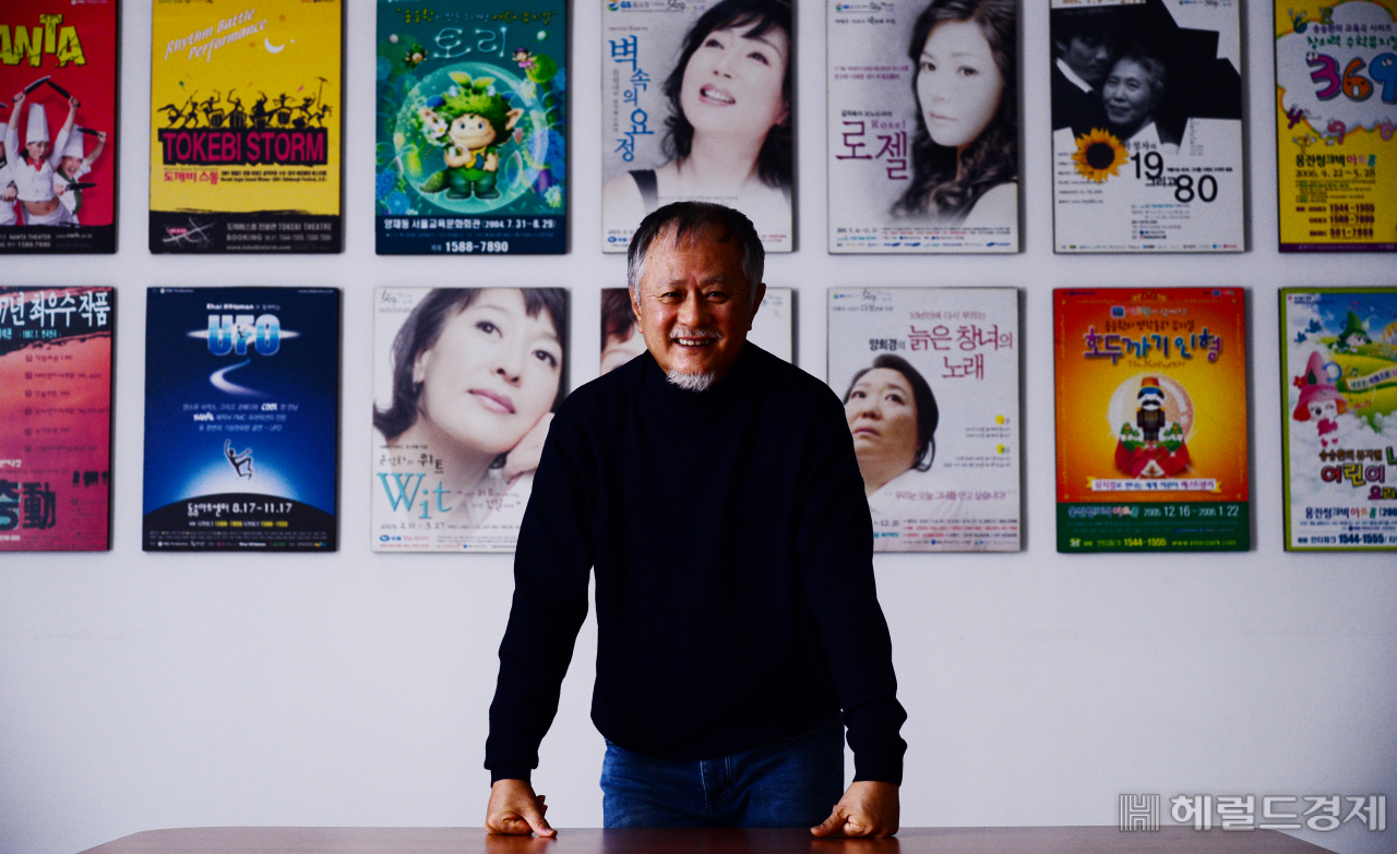 배우이자 제작자, 연출자, 기획자인 송승환은 최근 9년 만에 복귀한 연극 ‘더 드레서’를 통해 관객과 만나오다 코로나19 3차 유행으로 공연을 중단했다. 그는 “코로나19로 많은 사람들이 힘들어진 때에 문화가 치유제 역할을 할 수 있을 것”이라고 말했다. 박해묵 기자