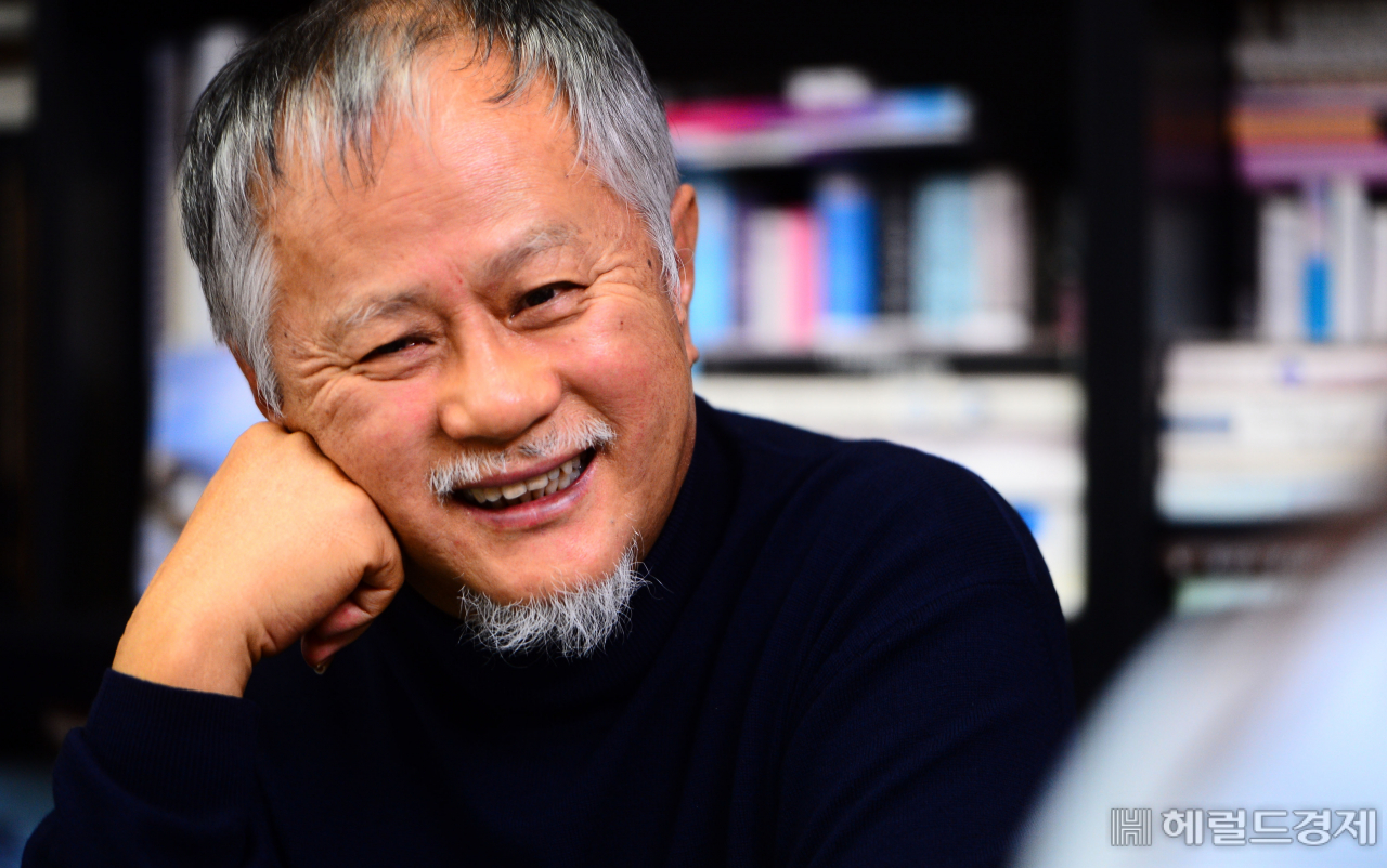 송승환은 “인생은 장애와 결핍이 있어야 재미있다”며 “모든 일에 악재만 있는 것은 아니니 그렇게 버티고 살아남는 것”이라며 자신의 삶을 돌아봤다. 박해묵 기자