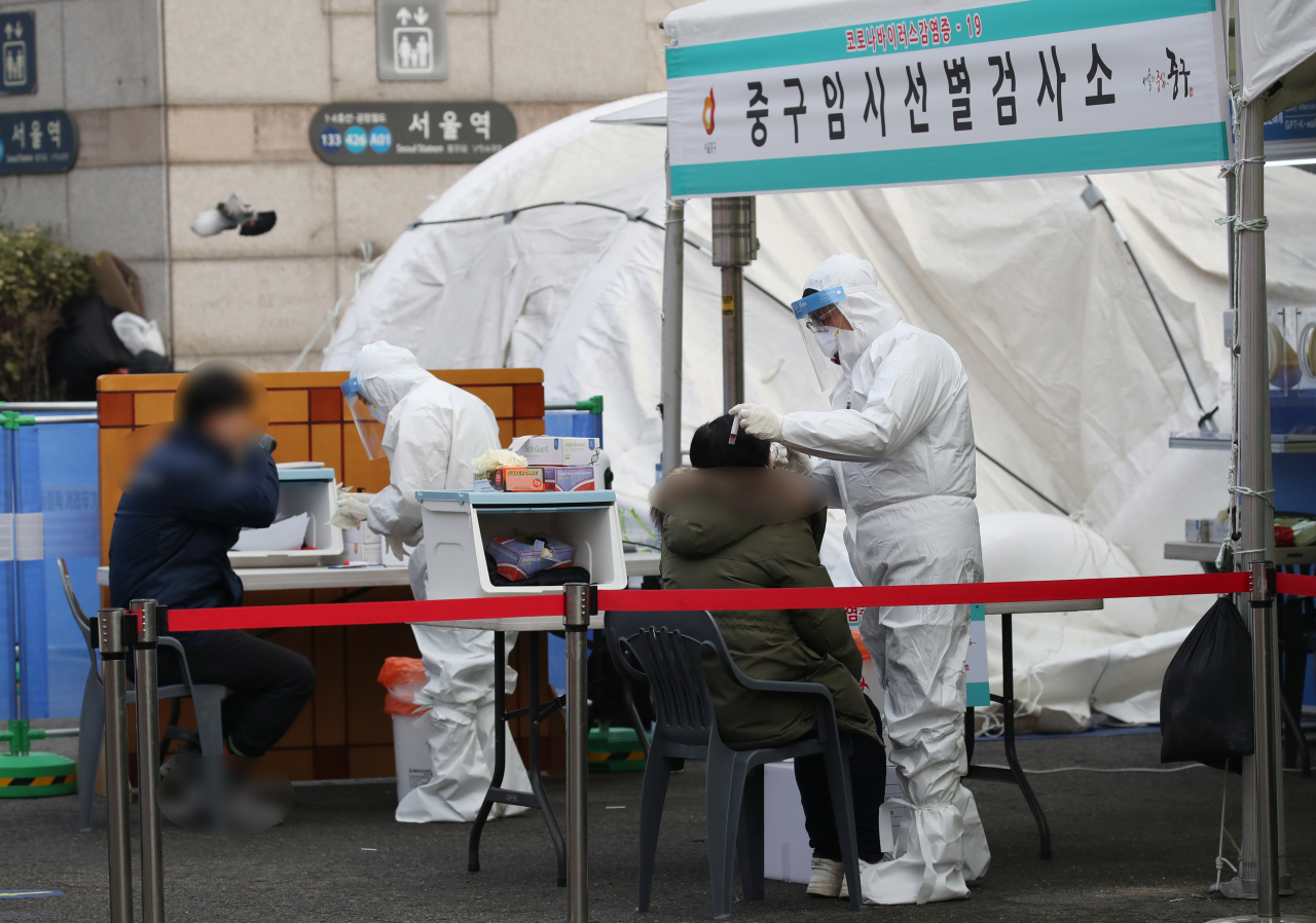 22일 오전 서울 중구 서울역 광장 임시 선별검사소에서 시민들이 신종 코로나바이러스 감염증(코로나19) 검사를 받고 있다. 연합뉴스