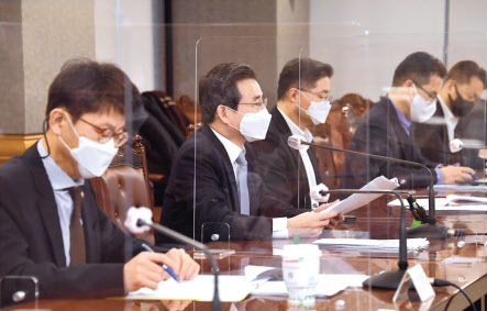 김용범(왼쪽 두번째) 기획재정부 차관이 22일 서울 중구 은행회관에서 거시경제금융회의를 주재하고 있다. 김 차관은 이 자리에서 코로나19 재확산으로 실물경제의 불확실성이 확대되고 있다며 올해 성장률이 -1%대를 기록할 것으로 예상된다고 밝혀 종전의 -1.1% 전망에서 한발짝 후퇴했다. [기획재정부 제공]