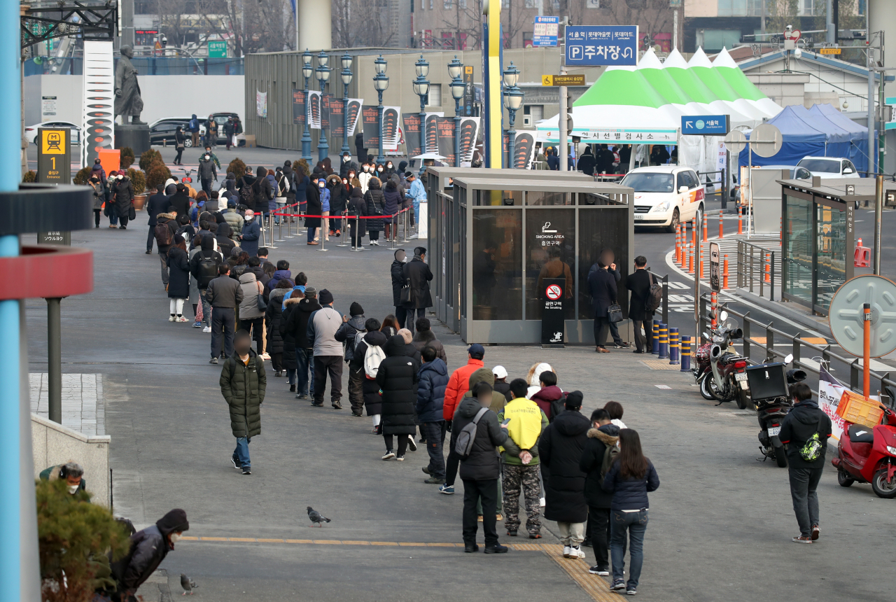 22일 오전 서울 중구 서울역 광장 임시 선별검사소에서 시민들이 신종 코로나바이러스 감염증(코로나19) 검사를 받기 위해 길게 줄을 서 있다. 연합뉴스