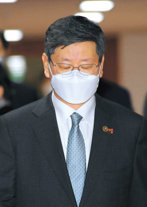 이용구 법무부 차관이 22일 정부서울청사에서 열린 국무회의에 참석하고 있다. [연합]