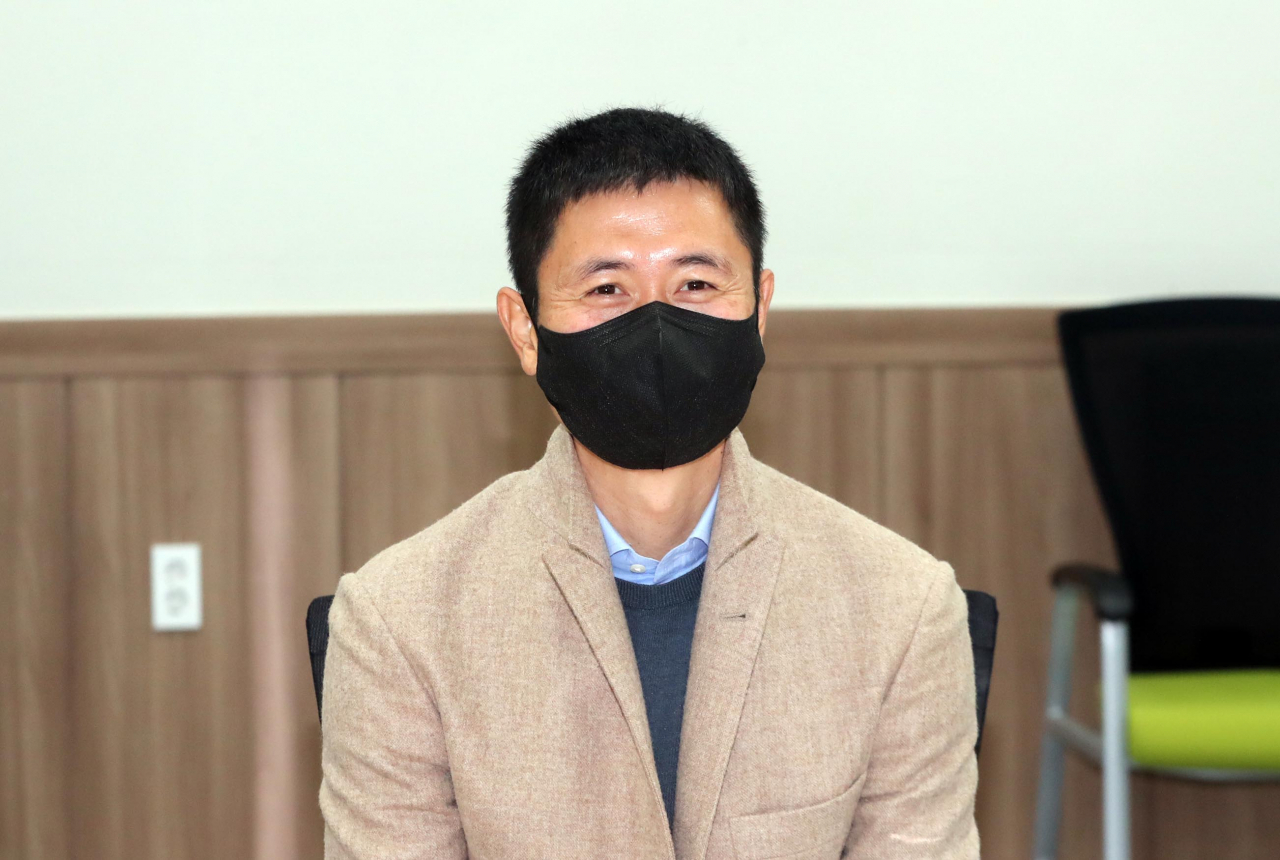 이영표가 22일 강원FC 이사회에서 새 대표이사로 선임된 뒤 환하게 웃고 있다. [연합]