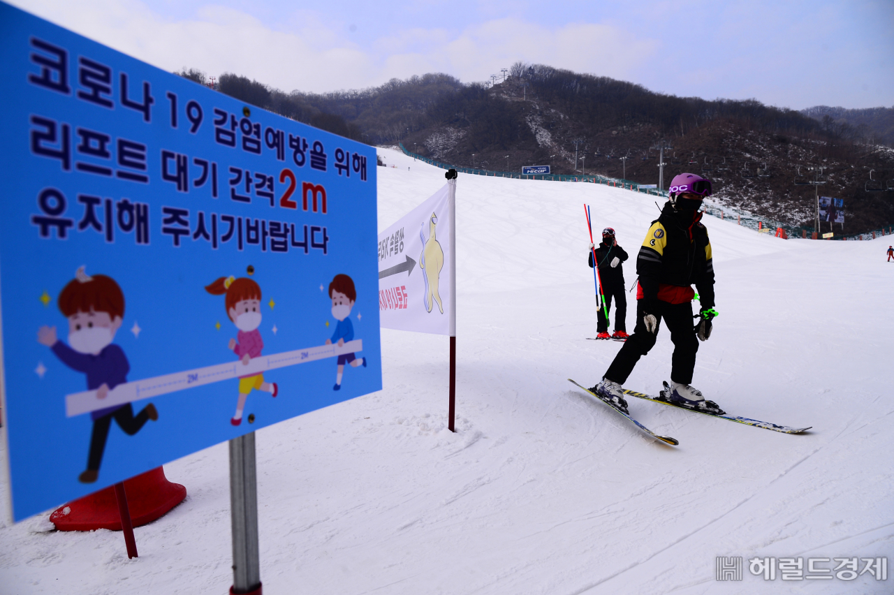[헤럴드경제=박해묵 기자] 정부가 23일 0시부터 ‘5인이상 사적모임 제한’ 조치를 전국적으로 시행하고 이 기간 동안 스키장 등 겨울스포츠시설 운영을 전면 중지하기로 했다. 운영 중지 하루 전인 22일 오전 경기도의 한 스키장에는 스키어들이 올시즌 마지막 일 지모르는 스키를 즐기고 있다 . 스키장 관계자는 코로나19에 대비한 현장상황에 대해 제대로 보지도 않고, 대책방안도 없이 일방적인 운영중지 결정이 내려져 안타깝다고 했다. 겨울시즌을 위해 채용한 직원들과 시즌권 환불에 대해 무방비 상태라며 답답하다고 전했다. 스키장 실내에 대한 제재는 이해가 가지만 실외에서는 스키어들이 보호장구와 마스크를 착용하기 때문에 필요 이상의 제재인 것 같다고 했다.