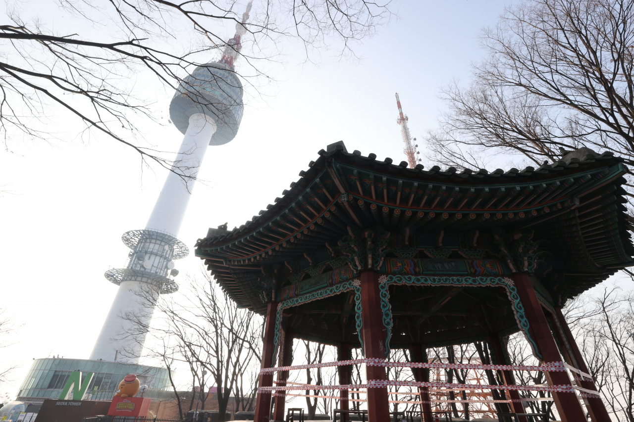 22일 정부는 스키장 등 겨울 스포츠시설과 연말연시에 인파가 몰리는 주요 관광명소를 폐쇄하기로 하는 등의 코로나 특별 방역대책을 내놓았다. 특별대책은 24일부터 내년 1월 3일까지 적용된다. 사진은 이날 오전 서울 남산서울타워와 팔각정. [연합]