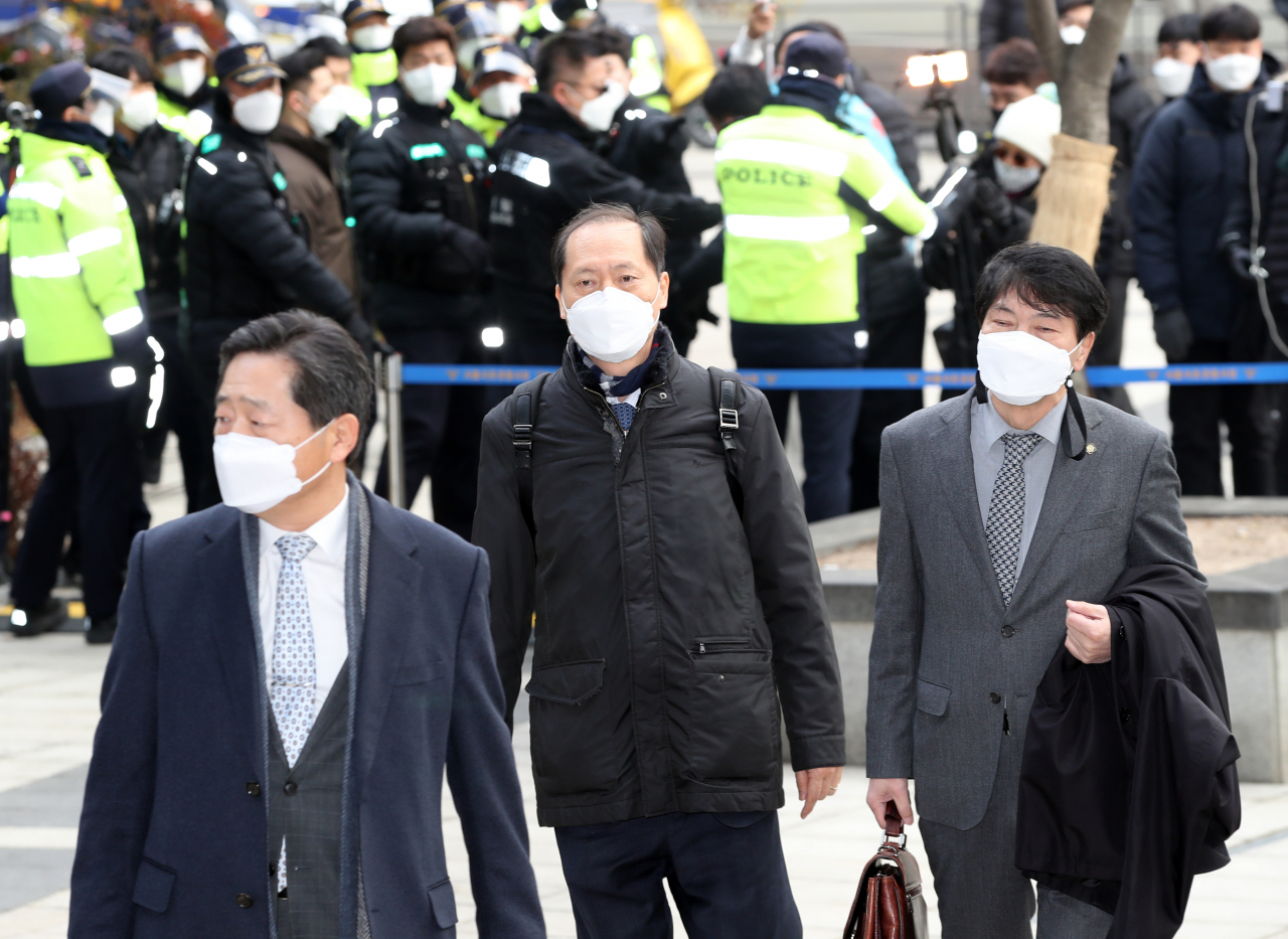 윤석열 검찰총장 측 특별변호인 이석웅(왼쪽부터), 이완규, 손경식 변호사가 22일 오후 서울 서초구 서울행정법원에서 열린 윤 총장에 대한 정직 처분 집행정지 재판에 출석하며 법정으로 향하고 있다. [연합]