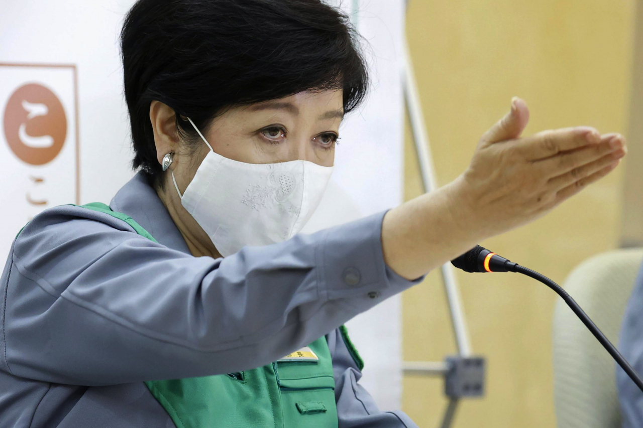 고이케 유리코 일본 도쿄도 지사가 21일 도쿄의 코로나19 확산 사태와 관련해 기자회견을 하고 있다.[연합]