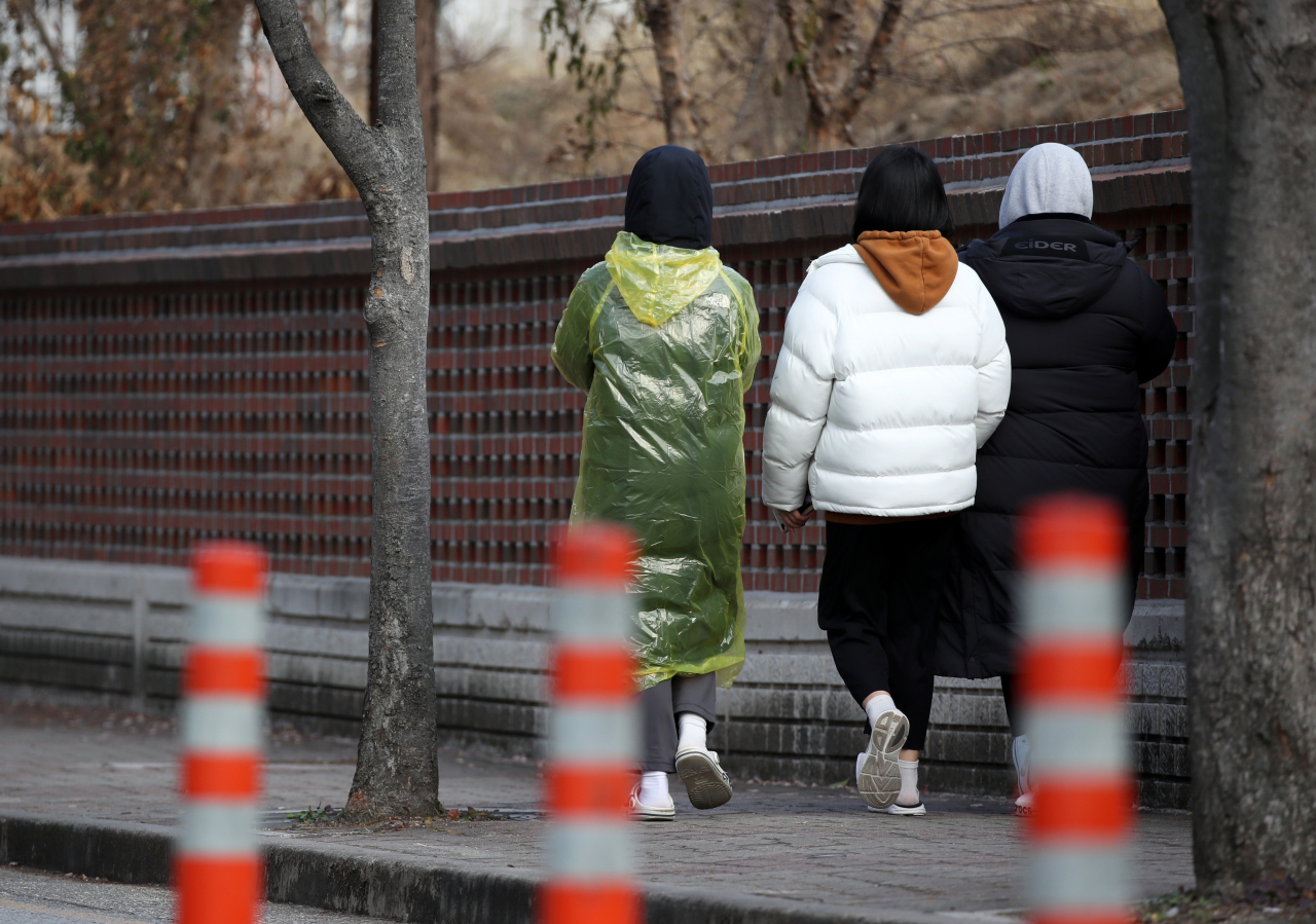 지난 10일 오후 광주 광산구 한 고등학교 학생들이 학교에 설치된 선별진료소에서 신종 코로나바이러스 감염증(코로나19) 검사를 받은 뒤 귀가하고 있다. [연합]