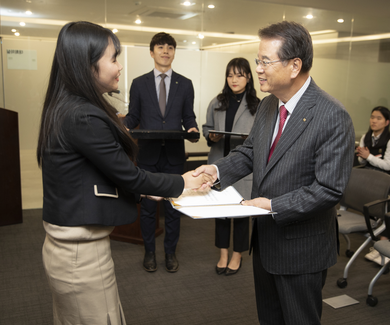 지난해 부산 센텀스카이비즈에서 열린 문암장학문화재단 ‘제4회 희망을미래로 장학금’ 전달식. 올해는 비대면으로 전달된다. [문암장학재단 제공]
