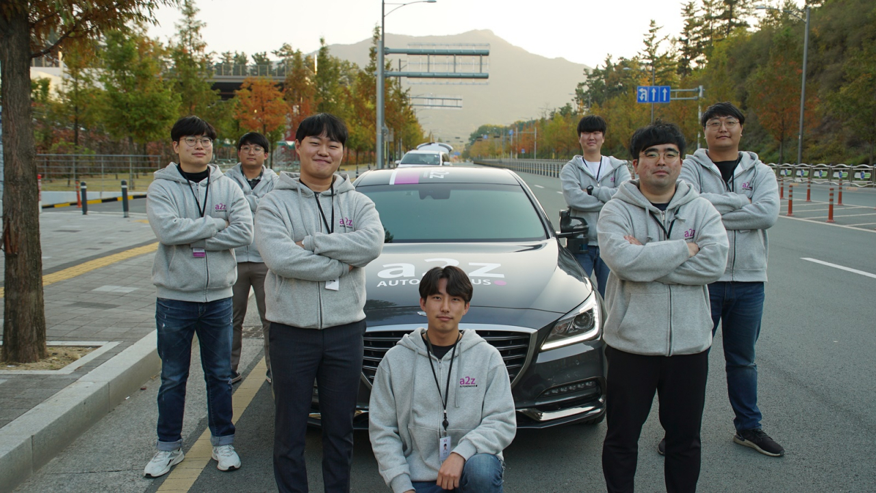 오토노머스에이투지 세이프티 드라이버인 ‘a2z Crew’ 구성원들과 자율주행 시험차량. [오토노머스에이투지 제공]