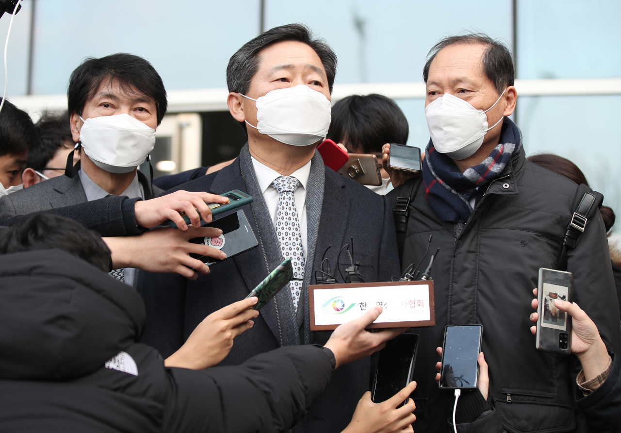 22일 오후 서울 서초구 서울행정법원 앞에서 윤석열 검찰총장 측 특별변호인 손경식(왼쪽부터)·이석웅·이완규 변호사가 윤 총장의 2개월 정직 처분에 대한 집행정지 신청 사건 재판을 마친 뒤 취재진 질문에 답하고 있다. [연합]