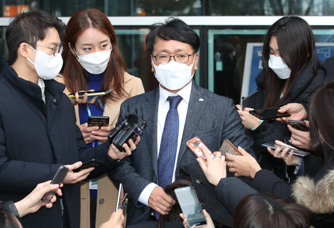 22일 오후 서울 서초구 서울행정법원에서 열린 윤석열 검찰총장에 대한 정직 처분 집행정지 재판에 참석한 법무부 측 대리인 이옥형 변호사가 심문이 끝난 뒤 취재진 질문에 답하고 있다. [연합]
