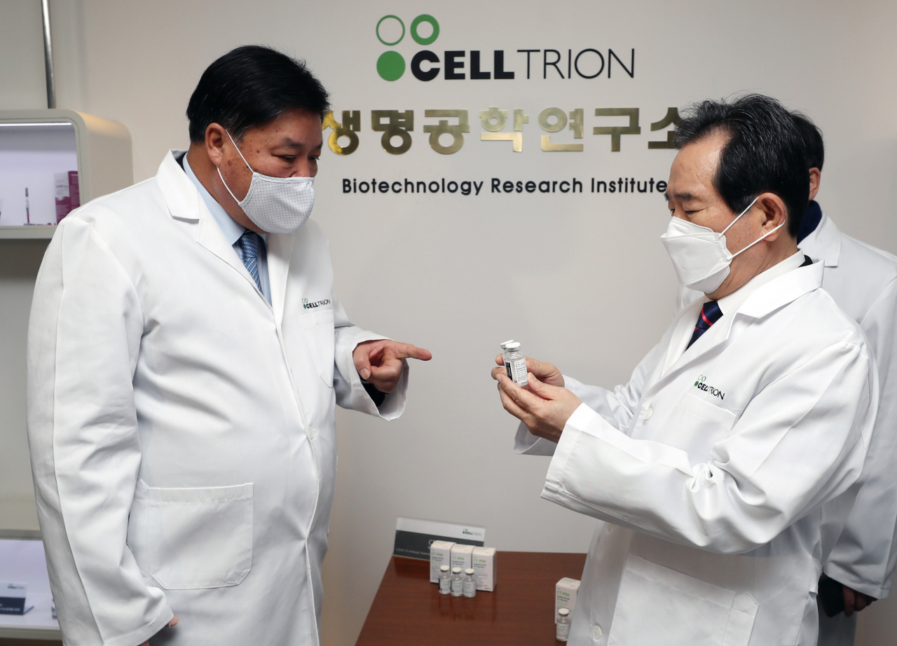 정세균(오른쪽) 국무총리가 22일 코로나19 항체치료제를 개발 중인 인천 셀트리온 2공장을 방문해 서정진 셀트리온 회장으로부터 치료제에 대한 설명을 듣고 있다. ［연합］