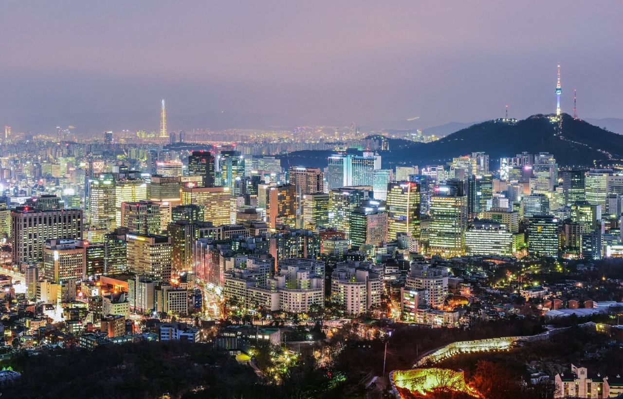 안산 봉수대에서 내려다 본 서울 도심 호텔가와 남산타워, 서울스카이. [서대문구 제공]