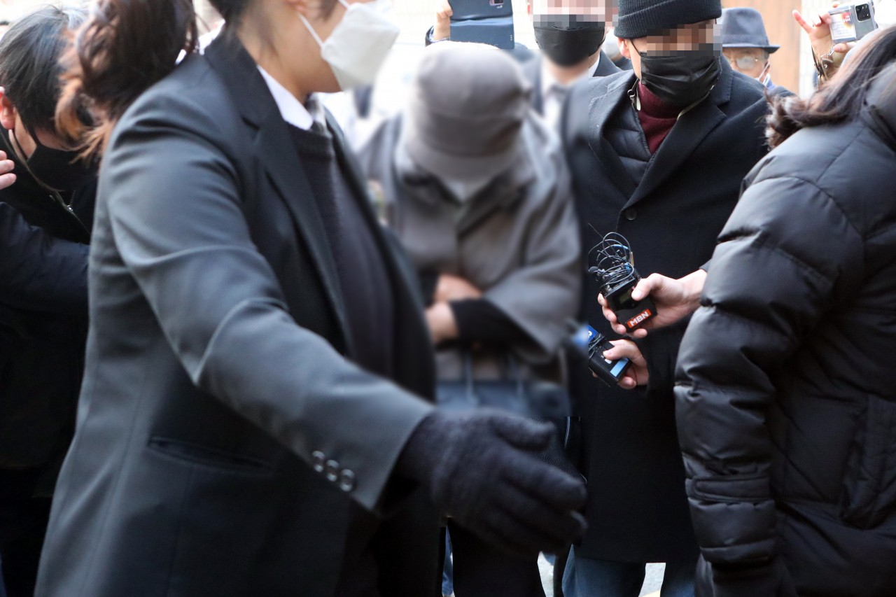 땅 매입 과정에서 통장 잔고 증명서를 위조한 혐의 등을 받고있는 윤석열 검찰총장의 장모 최모 씨가 지난해 12월 22일 경기도 의정부시 가능동 의정부지방법원에 재판을 받기 위해 출석하고 있다. [연합]