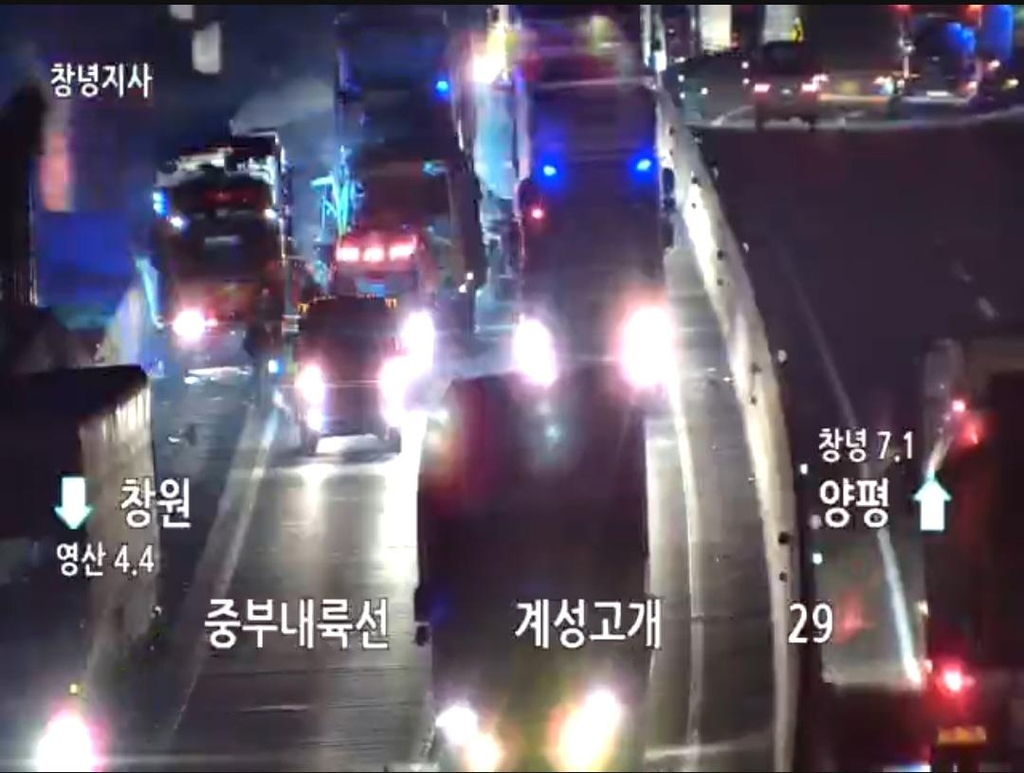 23일 오전 경남 창녕군 계성면 중부내륙고속도로 계성고개 인근에서 창원 방면으로 운행하던 14t 화물차 2대가 추돌, 인근 구간에서 정체가 빚어지고 있다. [국토교통부 제공]