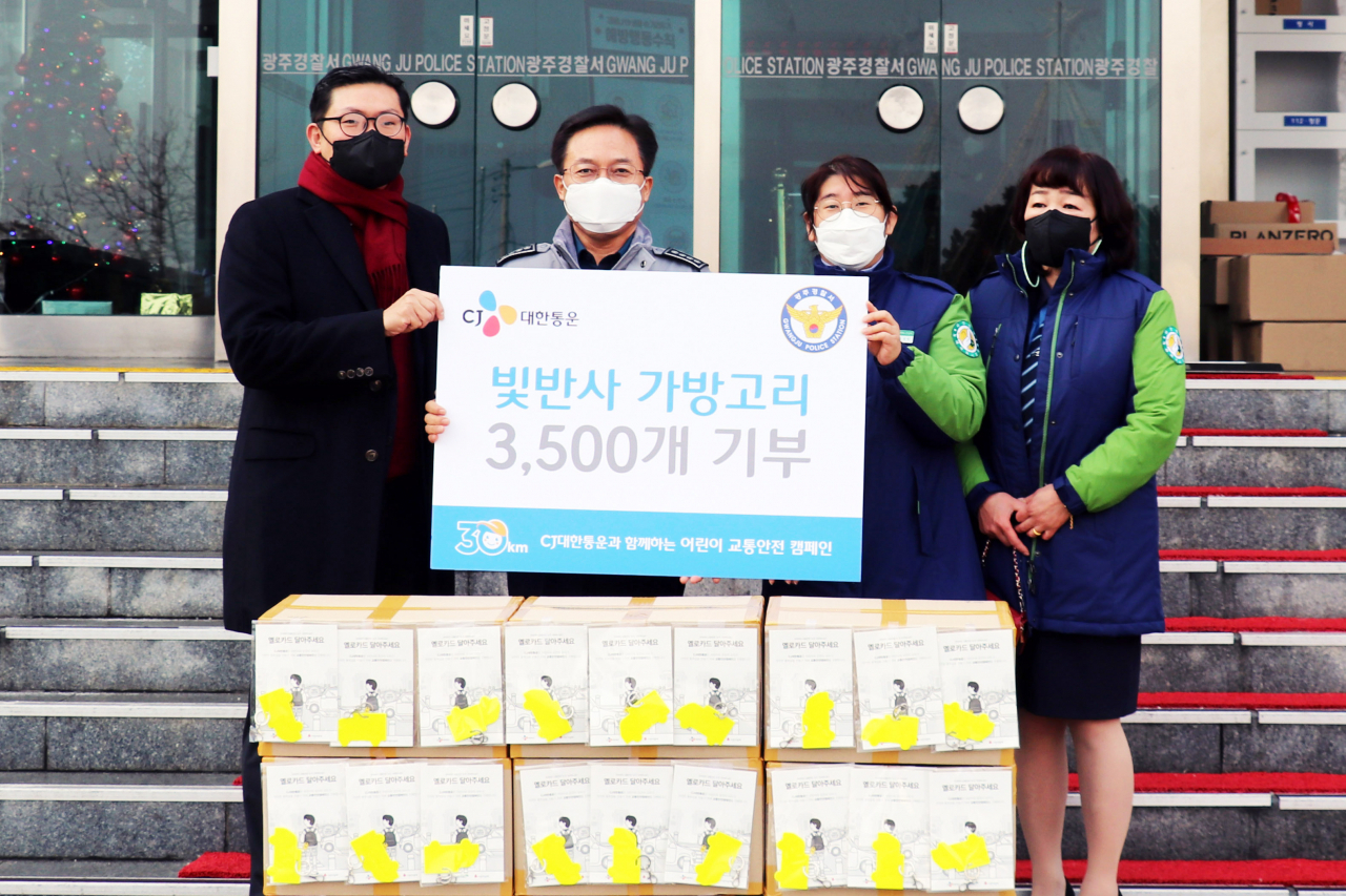 (왼쪽부터) 김정한 CJ대한통운 상무, 권기섭 광주경찰서장, 유정민 녹색어머니연합회 회장, 유미애 녹색어머니연합회 부회장이 함께 기념사진을 촬영하고 있다. [CJ대한통운 제공]