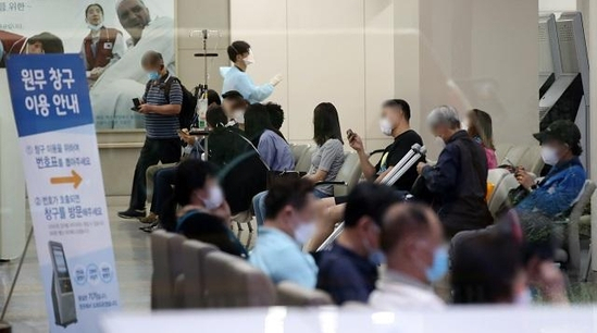서울 한 대형병원에서 환자들이 진료순서를 기다리며 대기하고 있다. [연합]
