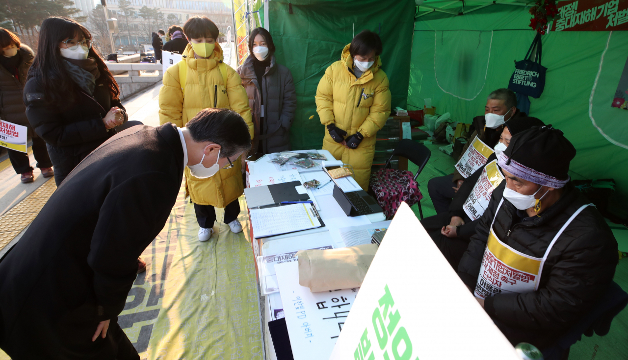 변창흠 국토교통부 장관 후보자가 지난 22일 오후 서울 여의도 국회 본청 앞에서 중대재해기업처벌법 제정을 촉구하며 12일째 단식 농성을 하고 있는 정의당 단식농성장을 찾아 고 김용균씨 모친 김미숙 김용균재단 이사장, 고 이한빛 PD 부친 이용관 씨(오른쪽)에게 '구의역 김군' 사고 관련 자신의 발언에 대해 사과를 하고 있다. [연합]