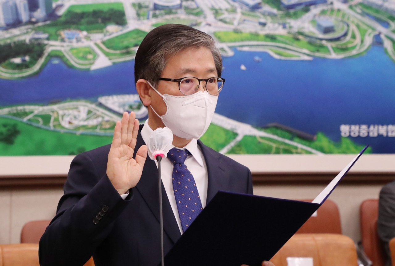 변창흠 국토교통부 장관 후보자가 23일 오전 국회에서 열린 인사청문회에서 선서하고 있다. [헤럴드경제=박해묵 기자]