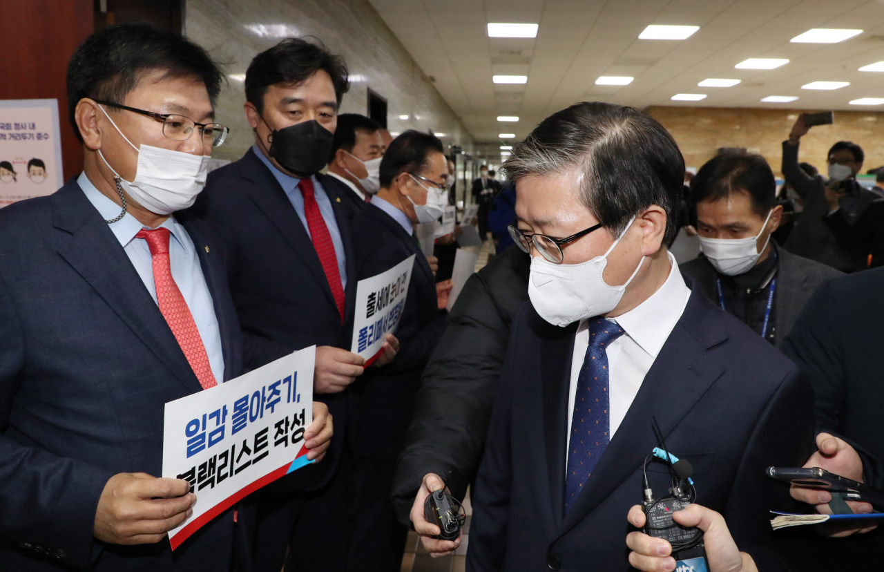 23일 오전 국회에서 열린 변창흠 국토교통부 장관 후보자에 대한 인사청문회에서 국민의힘 의원들이 변 후보자에게 피켓을 들고 항의하고 있다. [헤럴드경제=박해묵 기자]