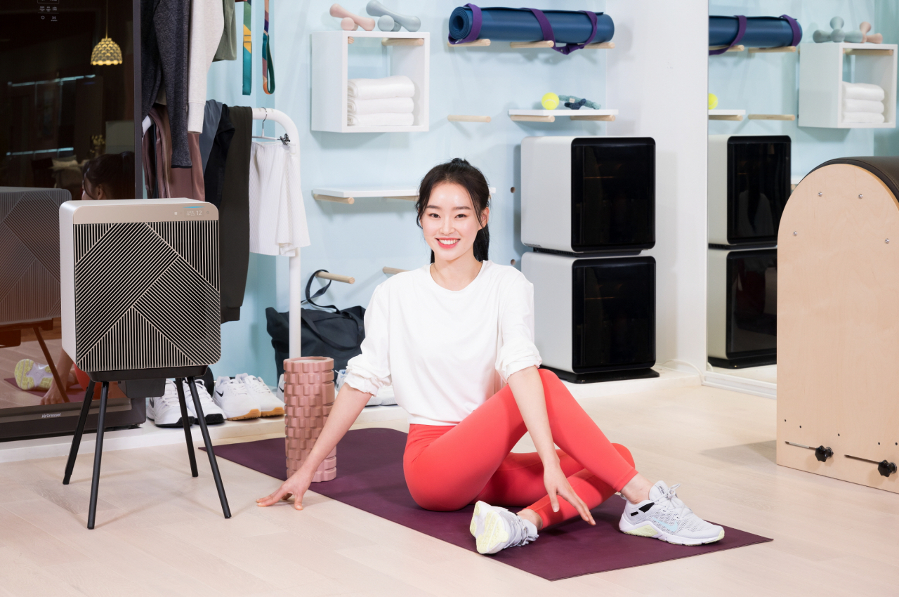 삼성전자 모델이 삼성디지털프라자 강남본점 5층에 위치한 라이프스타일 쇼룸 ‘#프로젝트 프리즘’(#ProjectPRISM)에서 밀레니얼 소비자를 위한 공기청정기 ‘비스포크 큐브 에어’(왼쪽)를 소개하고 있다. [삼성전자 제공]