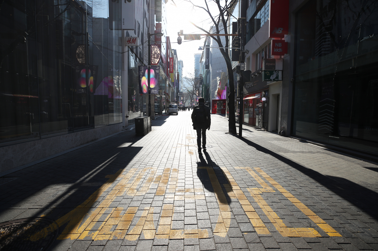 성탄절과 새해연휴를 앞둔 21일 점심시간대 서울 명동거리가 한산한 모습이다. 이날 서울시는 23일 0시부터 내년 1월3일까지 5인 이상 집합금지 행정명령을 발동했다. 연합뉴스
