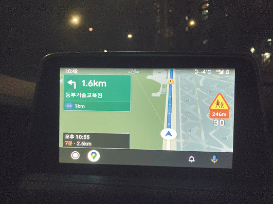 어린이이 보호구역을 지나자 우측에 GPS를 기반으로 한 속도값이 뜬다.