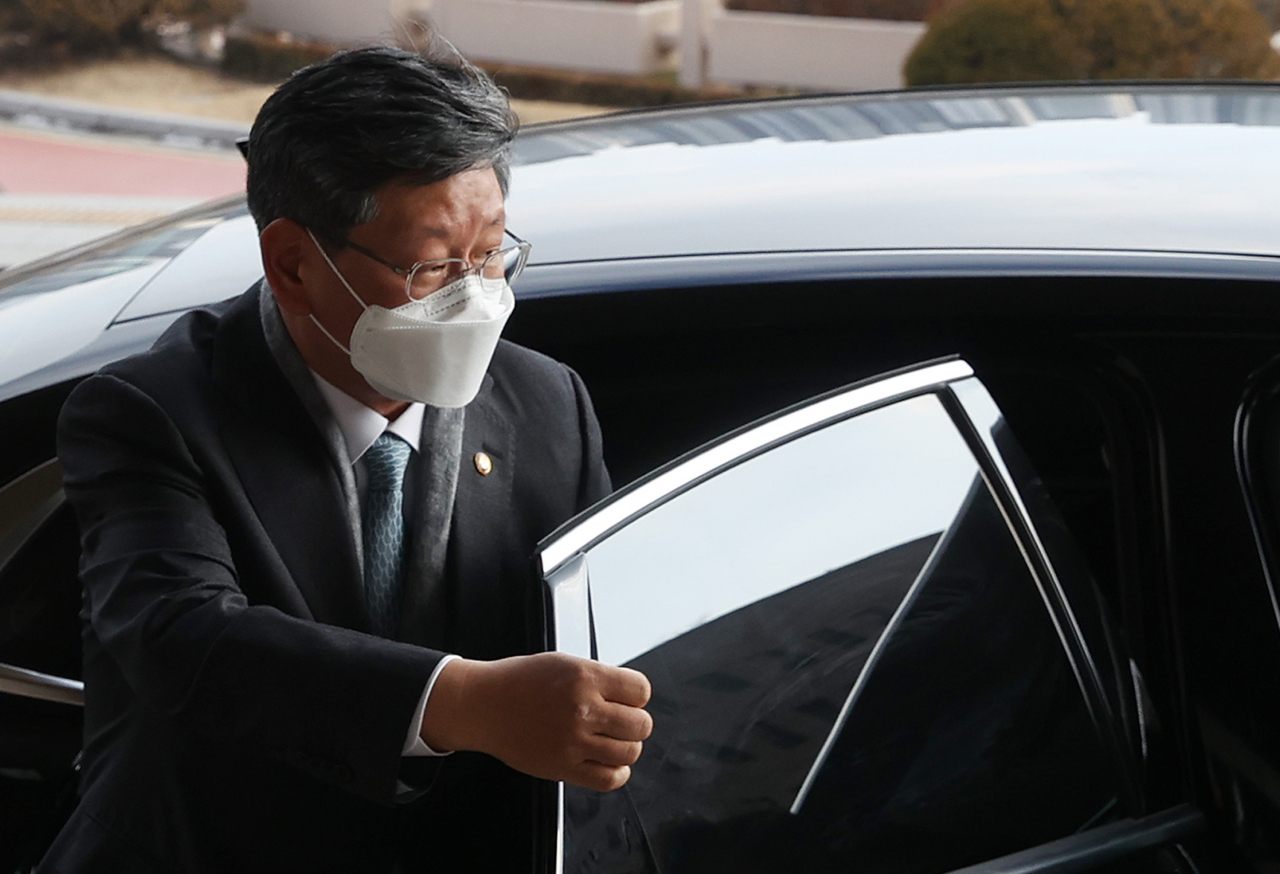 이용구 전 법무부 차관이 지난해 12월 22일 정부과천청사 법무부에 도착, 차에서 내리고 있다. [헤럴드경제DB]