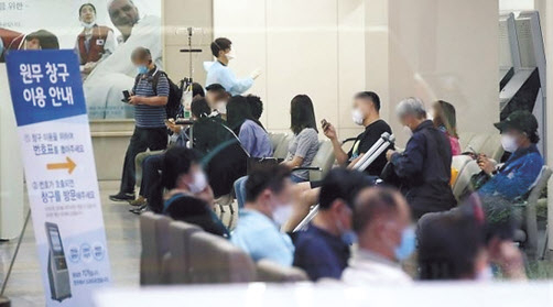 서울 한 대형병원에서 환자들이 진료순서를 기다리며 대기하고 있다. [연합]