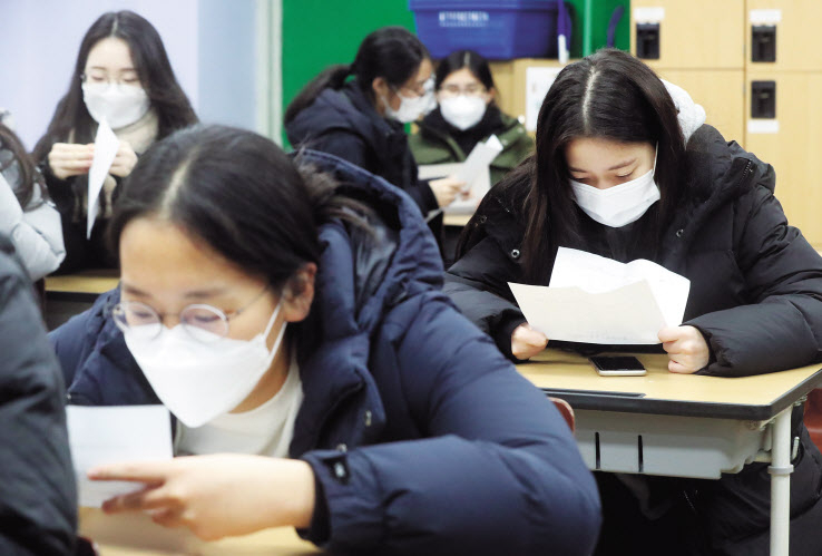 23일 오전 서울 성동구 무학여자고등학교에서 수험생들이 2021학년도 대학수학능력시험 성적표를 확인하고 있다. [ 사진공동취재단]