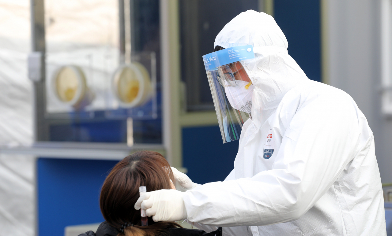 23일 오전 서울역광장 임시 선별검사 모습. 중앙방역대책본부에 따르면 이날 0시 기준 국내 코로나19 신규 확진자는 1092명으로 3일만에 다시 1000명대로 올라섰다. 1097명에 이어 역대 2번째로 많은 규모다. [연합]