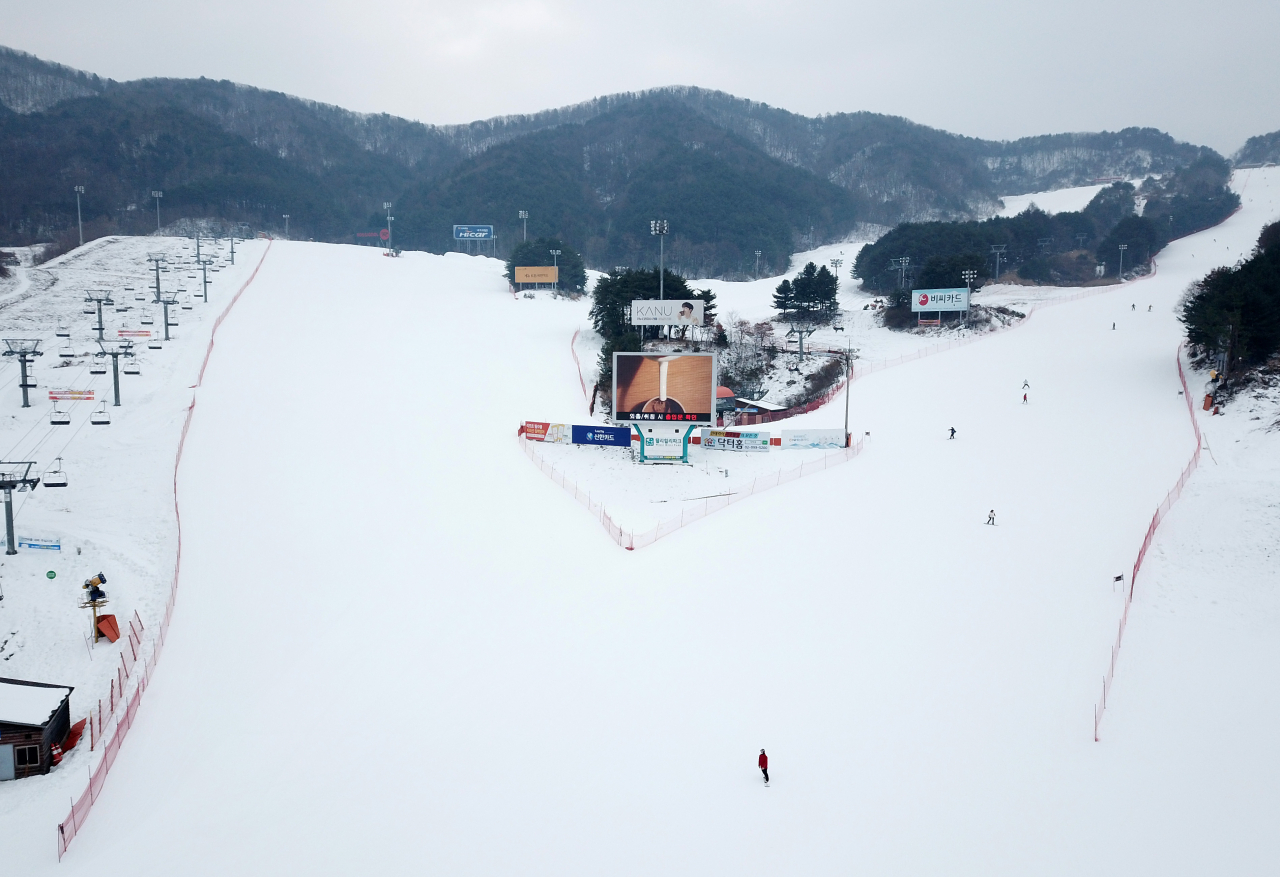 23일 강원 횡성의 한 스키장이 한산한 모습을 보이고 있다.정부는 국내 신종 코로나바이러스 감염증(코로나19) 확산을 막기 위해 오는 24일부터 겨울철 인파가 몰리는 스키장의 운영 중단을 조치했다. [연합]