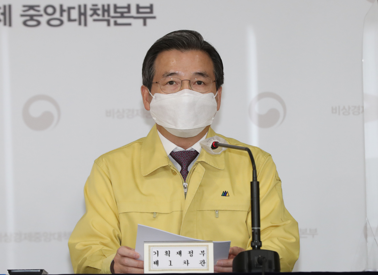 김용범 기획재정부 제1차관이 23일 정부서울청사에서 제23차 비상경제 중대본 회의 겸 제7차 한국판 뉴딜 관계장관회의 결과를 브리핑하고 있다. [연합]