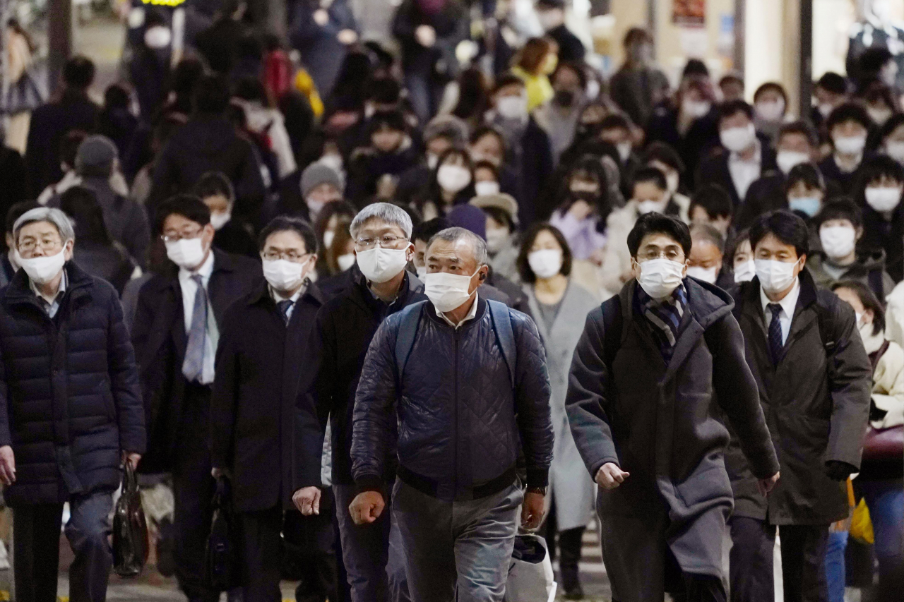 일본에서 연일 코로나19 확진자가 급증하고 있는 가운데 시민들이 지난 21일 일본 도쿄의 한 지하철 역에서 이동하고 있다.[AP]