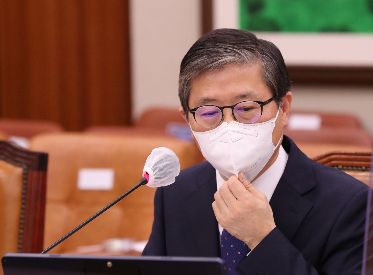변창흠 국토교통부 장관 후보자가 23일 국회 국토교통위원회에서 열린 인사청문회에서 마스크를 만지고 있다. [연합뉴스]