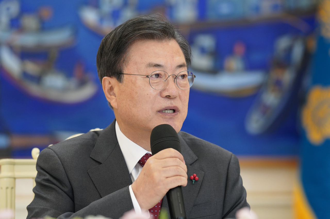 문재인 대통령은 23일 국가인권위원회 특별보고를 받고 “코로나19와 혐오·차별을 인권적 관점에서 해법을 마련하는 데 노력해달라”고 당부했다. 사진은 문 대통령이 전날 오전 청와대에서 열린 5부요인 초청 간담회에서 발언하는 모습. [연합]