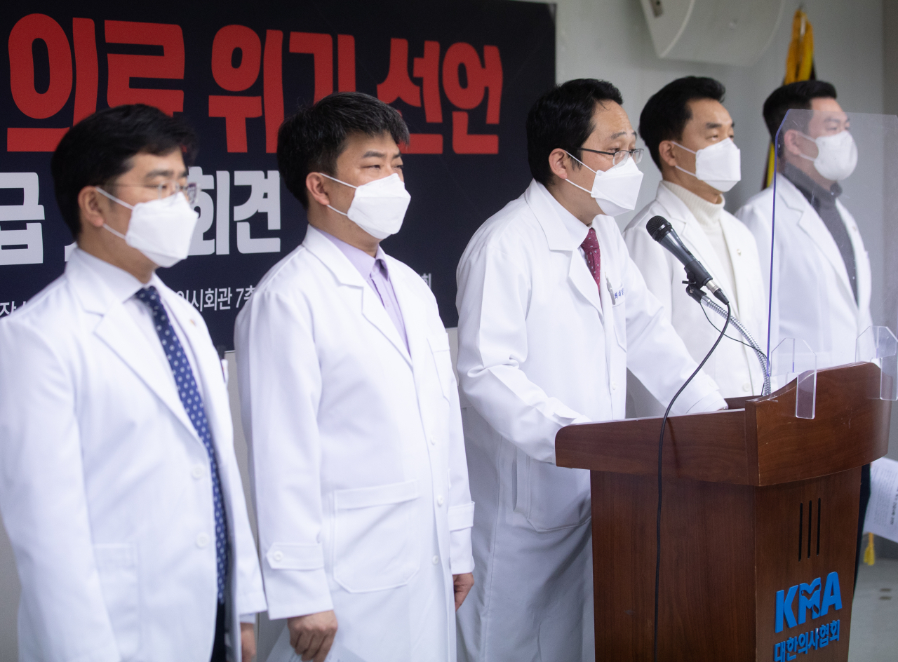 최대집 대한의사협회장이 23일 오후 서울 용산구 대한의사협회에서 열린 대한민국 의료 위기 선언 기자회견에서 발언하고 있다. 연합뉴스