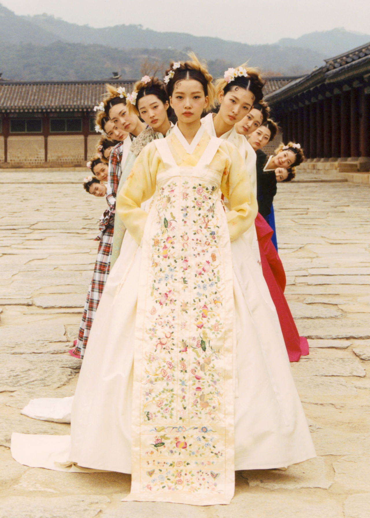 젊은 공주 궁인들의 패션은 어르신 보다 튀었을거야. 한국문화재재단 한복과 궁궐 랜선 프로젝트