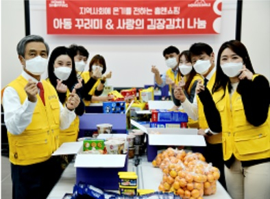 김옥찬 대표(왼쪽) 등 홈앤쇼핑 사내봉사단에 참여하는 임직원들이 지난 23일 강서구 저소득층 가정에 보낼 생필품 꾸러미를 포장하고 있다.[홈앤쇼핑 제공]