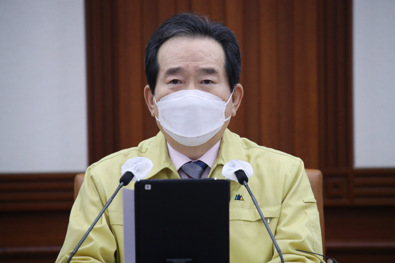 정세균 국무총리가 24일 오전 정부서울청사에서 열린 코로나19 대응 중앙재난안전대책본부 회의를 주재하고 있다.［연합］