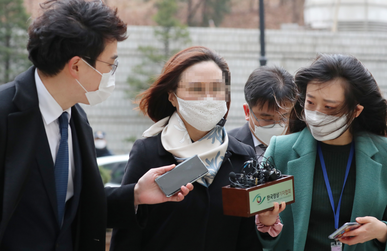 자녀 입시비리와 사모펀드 투자 의혹 등 혐의로 재판에 넘겨진 조국 전 법무부 장관의 부인 정경심 동양대 교수가 지난 23일 서울 서초구 서울중앙지법에서 열리는 1심 선고공판에 출석하고 있다. [연합]