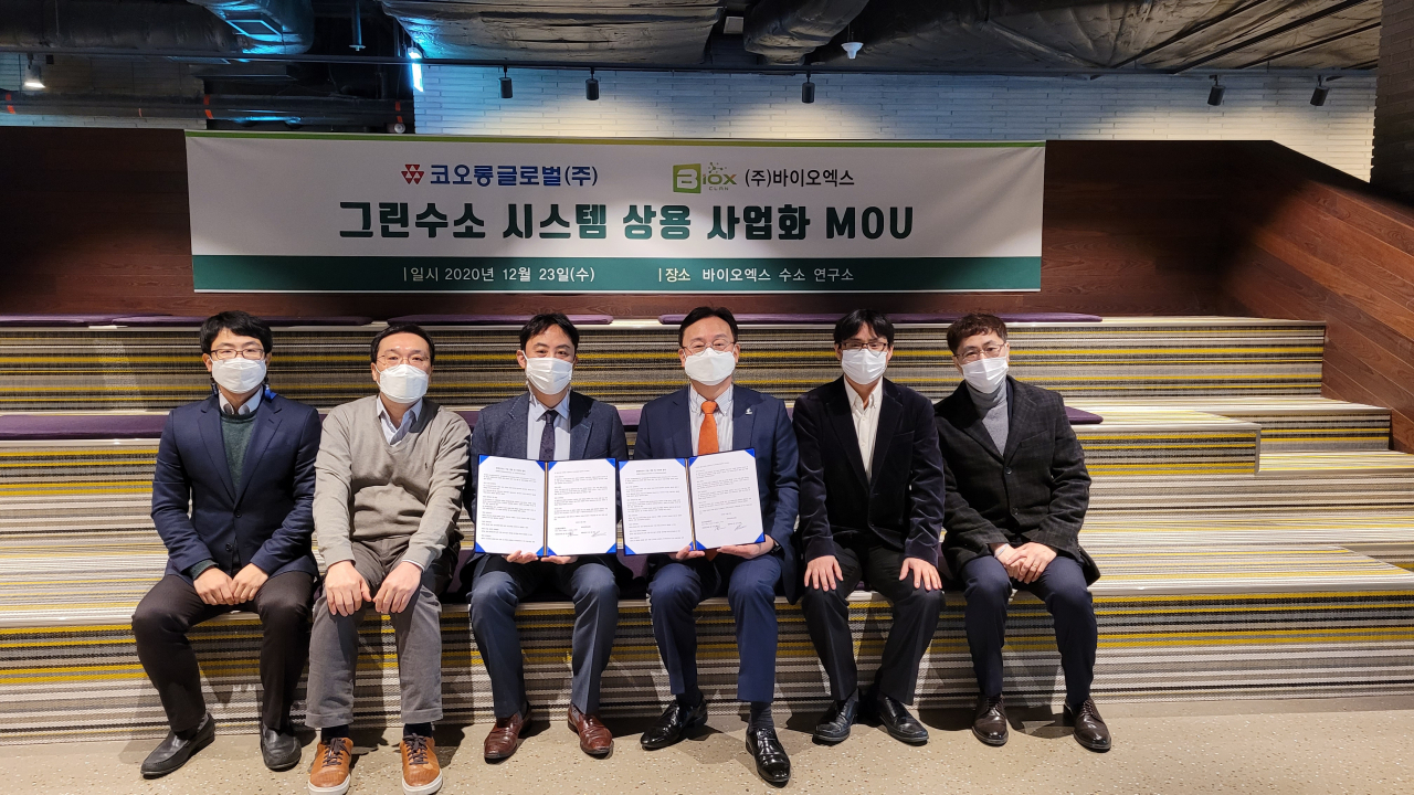 (사진 왼쪽부터) 바이오엑스 한광민 부장, 정대열 최고기술책임자, 이호준 대표, 코오롱글로벌 임성균 상무(기술연구소장), 곽연호 차장, 김용학 차장[코오롱글로벌 제공]