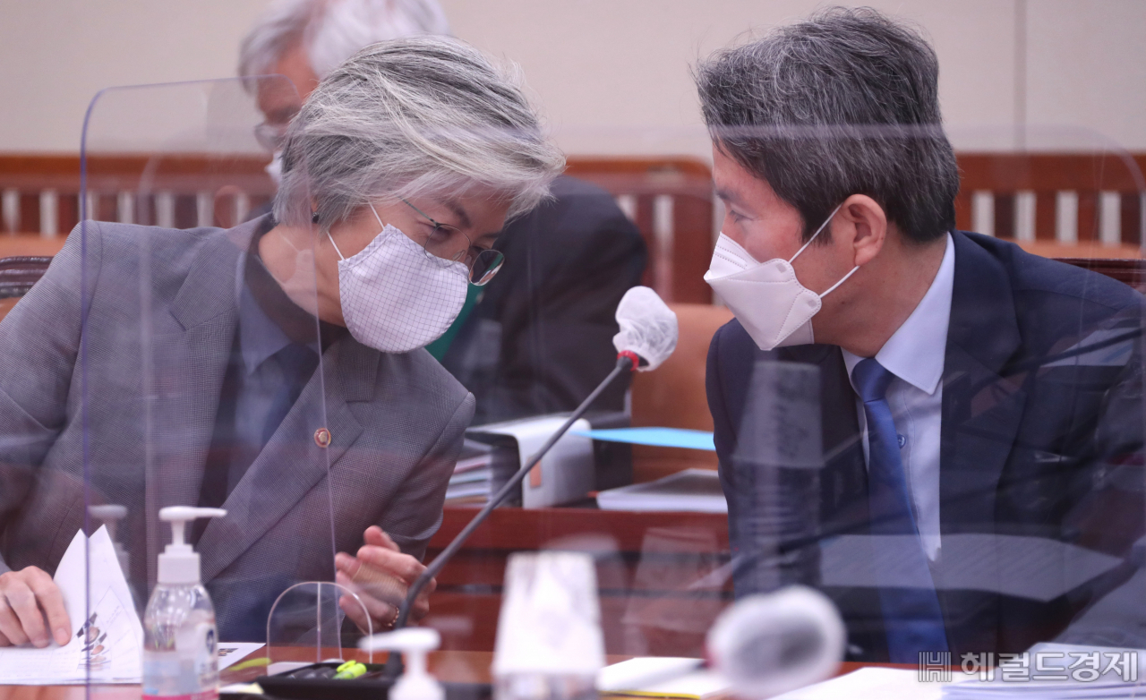 국제사회의 대북전단금지법에 대한 비판 여론이 지속되는 가운데 외교부와 통일부가 잇달아 외국 인사의 발언을 왜곡·오역해 논란이 일고 있다. 강경화(왼쪽) 외교부 장관과 이인영 통일부 장관이 지난 2일 국회 외교통일위원회에 참석해 대화를 나누고 있다. [이상섭 기자]