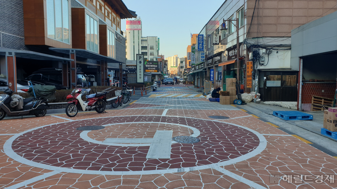 서울 동대문구 약령시 약령중앙로 일대에 디자인 포장이 입혀진 모습. [동대문구 제공]