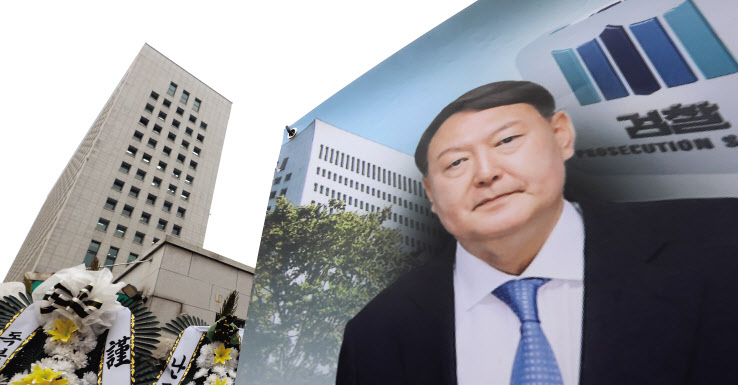 윤석열 검찰총장에 대한 정직 처분 집행정지 재판의 2차 심문기일을 하루 앞둔 지난 23일 오전 서울 서초구 대검찰청 앞에 윤 총장 응원 배너가 설치되어 있다. [연합]