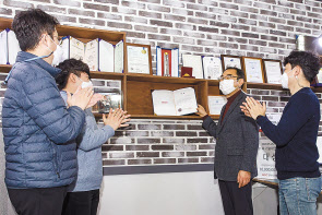‘기술제안공모제’에서 대상을 수상한 피에이치씨탑다운㈜의 김인철(오른쪽 두번째) 대표가 직원들과 함께 기념촬영을 하고 있다.