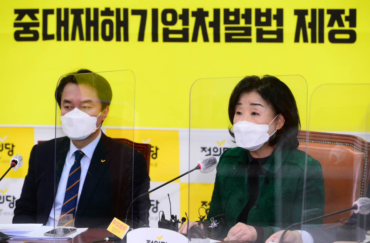 심상정(오른쪽) 정의당 의원이 24일 오전 서울 여의도 국회에서 열린 상무위원회에서 발언하고 있다. [연합]