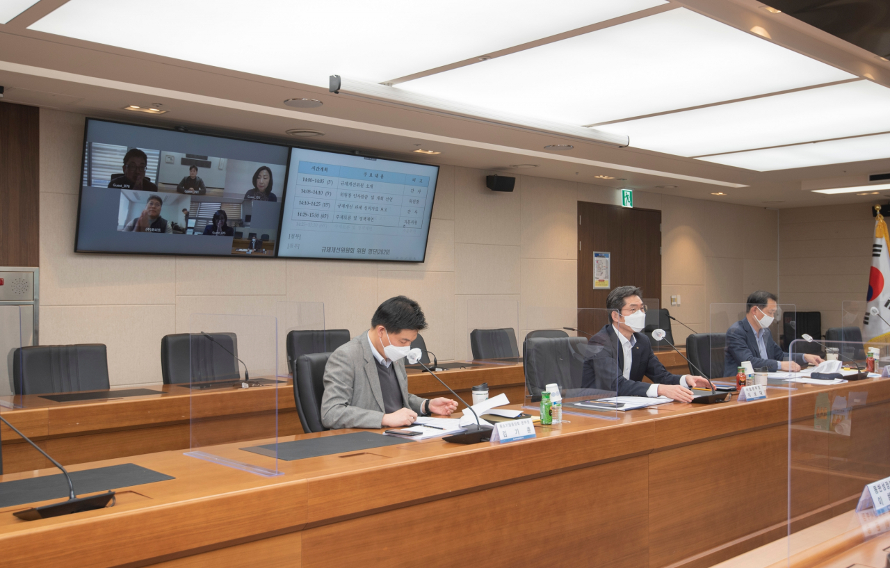 한국남부발전은 23일 부산 본사에서 규제개선위원회를 비대면 화상회의로 개최했다. [남부발전 제공]